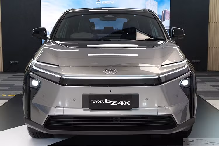 Toyota Thái Lan vừa hé lộ hình ảnh thực tế của mẫu SUV điện BZ4X Minorchange 2025, dự kiến phân phối dưới dạng nhập khẩu nguyên chiếc (CBU) từ Nhật Bản. Đây là mẫu xe nằm trong chương trình EV 3.5 của chính phủ Thái Lan, được hưởng thuế nhập khẩu 0% cùng mức hỗ trợ trực tiếp 75.000 baht mỗi xe.