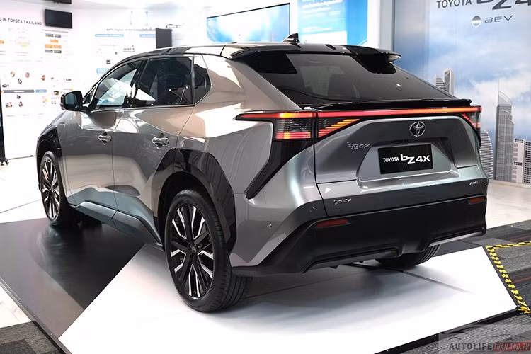 Mẫu xe này sử dụng nền tảng e-TNGA với hệ treo trước McPherson Strut và treo sau Double Wishbone. Bản Long Range FWD được trang bị một mô-tơ điện công suất 224 mã lực, pin lithium-ion dung lượng 73,1 kWh, dẫn động cầu trước, tăng tốc 0–100 km/h trong 7,4 giây. Phạm vi hoạt động đạt 600 km theo chuẩn NEDC hoặc 525 km theo WLTP.