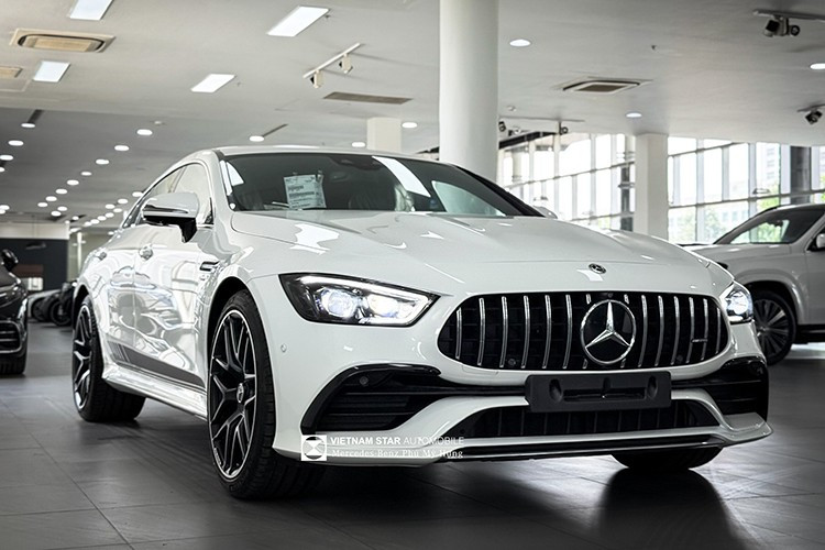 Mercedes-AMG GT 53 giảm giá tiền tỷ ﻿Mercedes-Benz cũng không đứng ngoài cuộc chơi. Mẫu AMG GT 53 4Matic hiện được chào bán khoảng 4 tỷ đồng, thấp hơn 2 tỷ đồng so với giá niêm yết 6 tỷ. Một số đại lý thậm chí còn sẵn sàng giảm thêm hơn 100 triệu, đưa mức giá thực tế về 3,8 tỷ đồng.