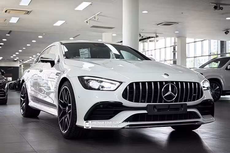 Mercedes-AMG GT 53 giảm giá tiền tỷ ﻿Mercedes-Benz cũng không đứng ngoài cuộc chơi. Mẫu AMG GT 53 4Matic hiện được chào bán khoảng 4 tỷ đồng, thấp hơn 2 tỷ đồng so với giá niêm yết 6 tỷ. Một số đại lý thậm chí còn sẵn sàng giảm thêm hơn 100 triệu, đưa mức giá thực tế về 3,8 tỷ đồng.