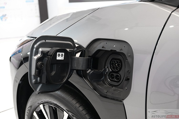 Trong khi đó, bản Long Range AWD mạnh mẽ hơn với hai mô-tơ điện công suất tổng 343 mã lực, dẫn động bốn bánh toàn thời gian, tăng tốc 0–100 km/h chỉ trong 5,1 giây, quãng đường tối đa 570 km (NEDC) hoặc 481 km (WLTP). Cả hai phiên bản đều hỗ trợ sạc nhanh DC tối đa 150 kW, có thể nạp từ 10% đến 80% dung lượng pin trong 28 phút.