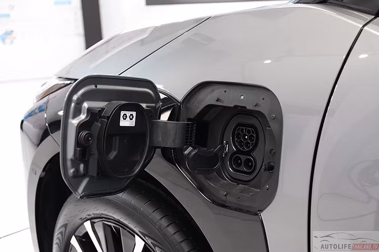 Trong khi đó, bản Long Range AWD mạnh mẽ hơn với hai mô-tơ điện công suất tổng 343 mã lực, dẫn động bốn bánh toàn thời gian, tăng tốc 0–100 km/h chỉ trong 5,1 giây, quãng đường tối đa 570 km (NEDC) hoặc 481 km (WLTP). Cả hai phiên bản đều hỗ trợ sạc nhanh DC tối đa 150 kW, có thể nạp từ 10% đến 80% dung lượng pin trong 28 phút.