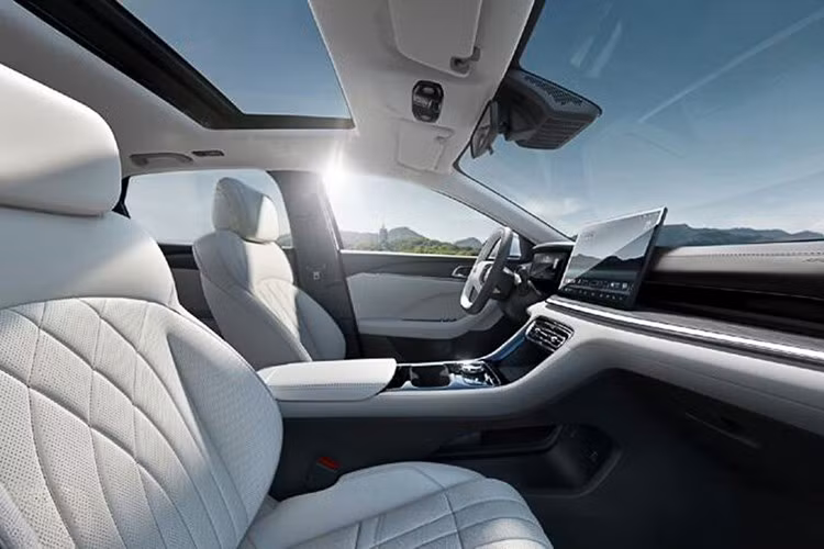 Ghế trước của xe có trang bị sưởi - các trang bị nổi bật khác như; cửa gió điều hòa sau, tựa tay trung tâm hàng ghế sau, hệ thống âm thanh và camera 360 độ. Các bản cao cấp hỗ trợ sạc nhanh không dây 50W cùng nhiều tính năng kết nối nâng cao.