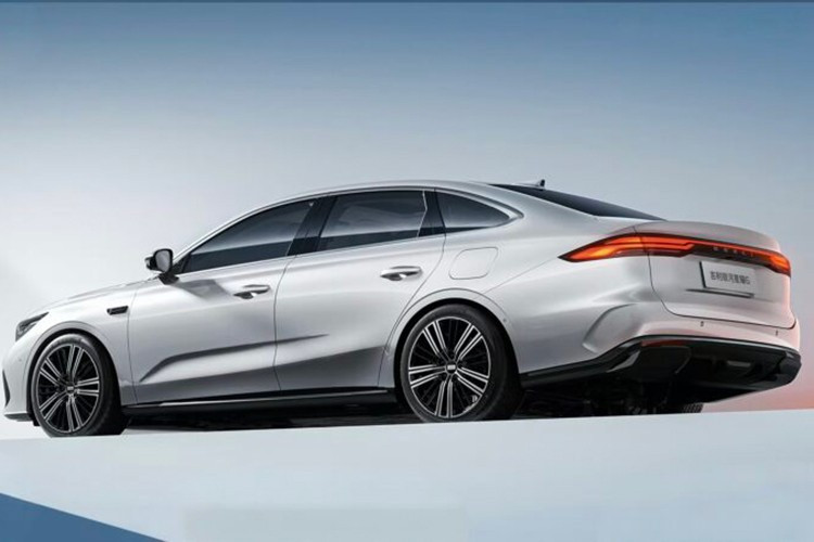 Thuộc phân khúc sedan PHEV cỡ trung, Galaxy Starshine 6 sẽ cạnh tranh trực tiếp với những cái tên quen thuộc như BYD Qin Plus DM-i, Qin L DM, Seal 06 DM và Seal 07 DM, vốn là những chiếc sedan PHEV dẫn đầu doanh số tại Trung Quốc.