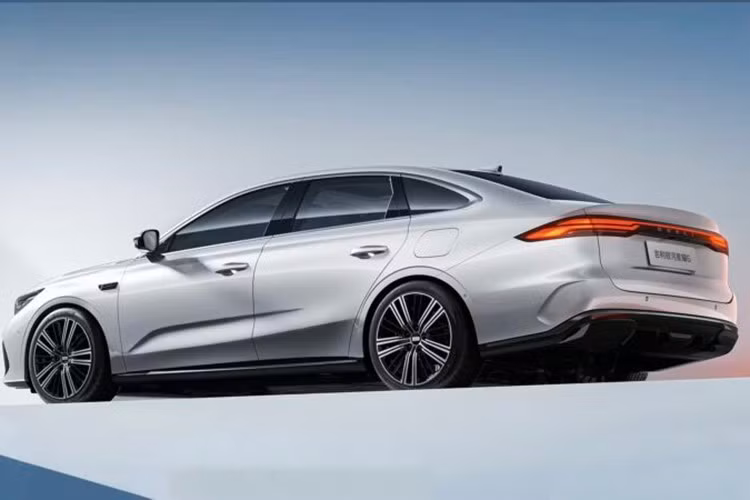 Thuộc phân khúc sedan PHEV cỡ trung, Galaxy Starshine 6 sẽ cạnh tranh trực tiếp với những cái tên quen thuộc như BYD Qin Plus DM-i, Qin L DM, Seal 06 DM và Seal 07 DM, vốn là những chiếc sedan PHEV dẫn đầu doanh số tại Trung Quốc.