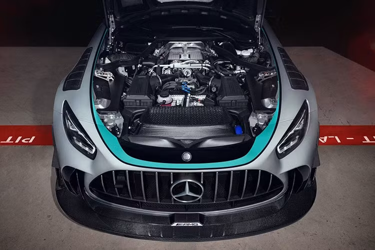 Sức mạnh của AMG GT2 Edition W16 đến từ khối động cơ V8 Biturbo 4.0L, cho công suất tối đa 830 mã lực và mô-men xoắn 1.000 Nm. Xe sử dụng hộp số tuần tự 6 cấp AMG, dẫn động cầu sau.