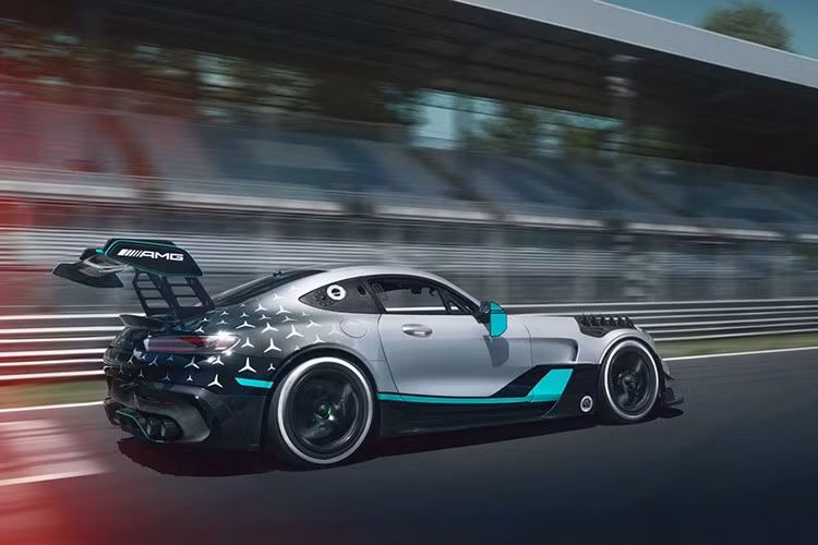 AMG GT2 Edition W16 gây ấn tượng với họa tiết ngôi sao vẽ thủ công trên hông xe cùng các điểm nhấn màu xanh ngọc PETRONAS đặc trưng của đội đua F1.