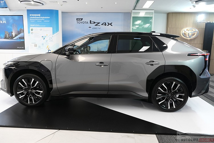 Về thiết kế, BZ4X Minorchange 2025 mang kiểu dáng SUV hiện đại, dài 4.690 mm, rộng 1.860 mm, cao 1.650 mm, trục cơ sở 2.850 mm. So với các đối thủ trong cùng phân khúc như Hyundai IONIQ 5, Tesla Model Y hay XPENG G6, kích thước của BZ4X tỏ ra cân bằng giữa sự gọn gàng và tính thực dụng.