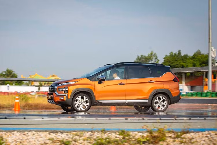 Đặc biệt, bản MT số VIN 2024 được ưu đãi tương đương 50% lệ phí trước bạ cùng phiếu nhiên liệu trị giá tới 15 triệu đồng. Biến thể SUV Xpander Cross cũng giảm giá tiền mặt tương đương 75 triệu đồng.