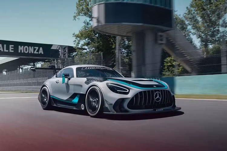 Xe trang bị cửa thoát gió chủ động ở hốc bánh trước, cản trước với bộ khuếch tán cỡ lớn, gương chiếu hậu khí động học và cánh gió sau tích hợp công nghệ DRS. Bộ mâm magnesium 18 inch càng làm nổi bật phong cách xe đua chuyên nghiệp.