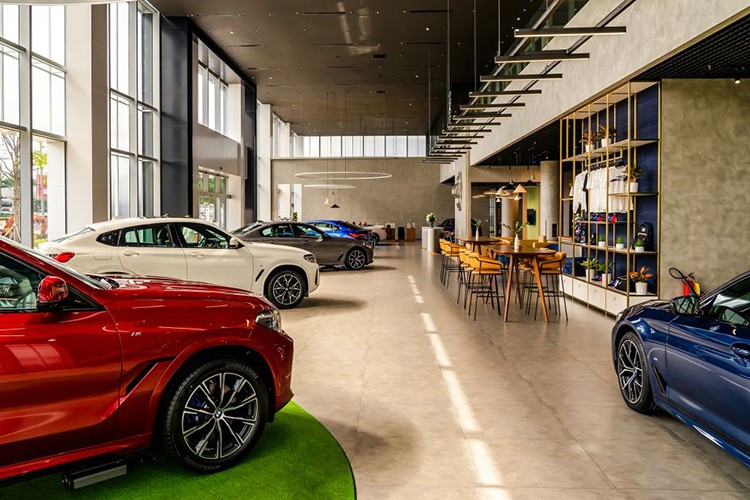 Nhiều mẫu xe sang cao cấp trị giá hàng tỷ đồng đang được giảm giá trực tiếp từ vài trăm triệu đến cả tỷ đồng, thậm chí có dòng sản phẩm được chào bán thấp hơn 50% so với mức niêm yết ban đầu.