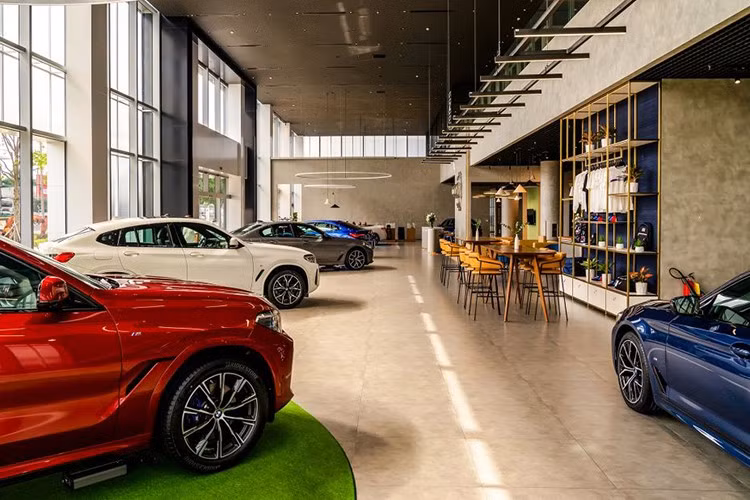 Nhiều mẫu xe sang cao cấp trị giá hàng tỷ đồng đang được giảm giá trực tiếp từ vài trăm triệu đến cả tỷ đồng, thậm chí có dòng sản phẩm được chào bán thấp hơn 50% so với mức niêm yết ban đầu.