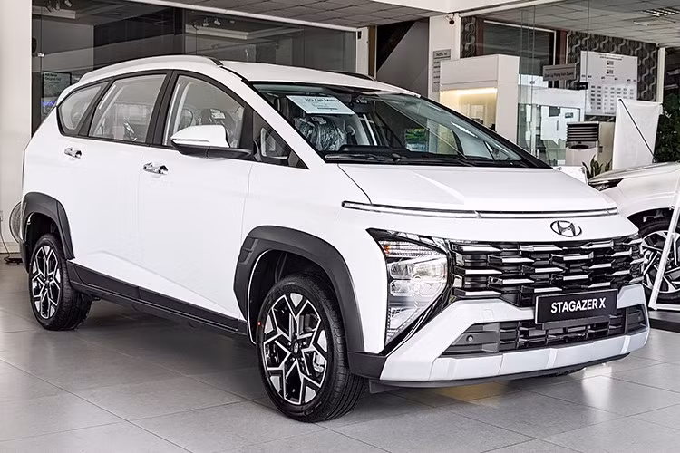 Với mẫu Hyundai Stargazer thuộc phân khúc MPV phổ thông, Hyundai Thành Công đang triển khai chương trình giảm trực tiếp 40 triệu đồng tiền mặt. Nhờ đó, giá bán thực tế của xe được điều chỉnh từ 489 - 599 triệu đồng xuống còn 449 - 559 triệu đồng.