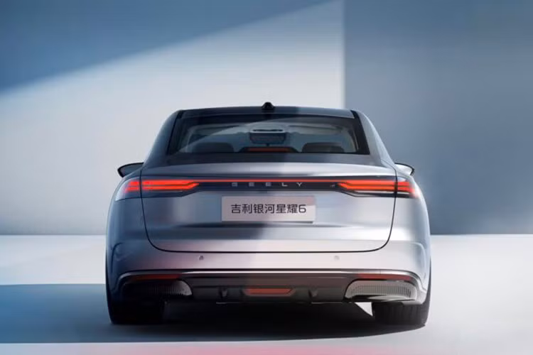 Đuôi xe nổi bật với dải đèn hậu LED kéo dài toàn chiều rộng và cụm ống xả giấu kín. Về kích thước, các chiều Dài x Rộng x Cao lần lượt là 4.806 x 1.886 x 1.490(mm), chiều dài cơ sở đạt 2.756mm, dài hơn một số đối thủ cùng phân khúc.