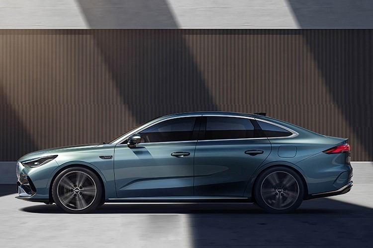 Thân xe Galaxy Starshine 6 mang kiểu dáng fastback với 2 đường gân dập nổi, tay nắm cửa truyền thống, mâm tuỳ chọn 16 hoặc 17 inch và gương chiếu hậu cùng màu thân xe.