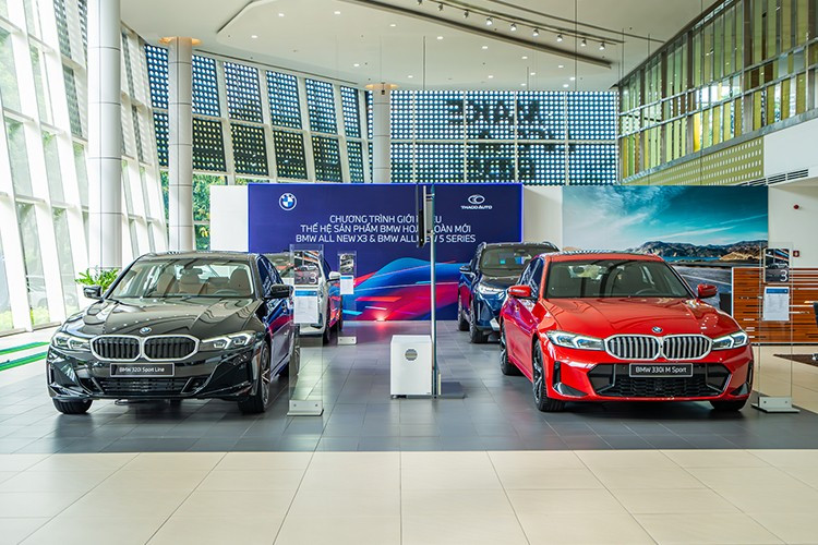 Với giá bán khởi điểm 1,599 tỷ đồng, mẫu 3 Series sau ưu đãi còn khoảng 1,449 tỷ đồng, trở thành lựa chọn hấp dẫn trong phân khúc sedan hạng sang. Đáng chú ý, các dòng xe điện như iX3 và i4 ngoài việc được giảm tiền mặt tới 700 triệu đồng còn được hưởng ưu đãi 100% lệ phí trước bạ.