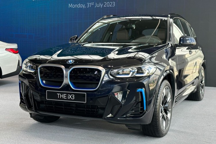 Khách hàng mua xe điện BMW cũng được tặng thêm bộ sạc WallBox và sử dụng miễn phí toàn bộ hệ thống trạm sạc thuộc THACO Auto. Giá niêm yết của iX3 hiện ở mức 3,539 tỷ đồng, trong khi i4 dao động từ 3,759 đến 4,299 tỷ đồng tùy phiên bản.