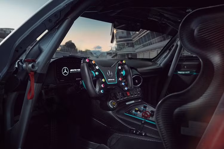 Về an toàn, AMG GT2 Edition W16 tuân thủ tiêu chuẩn của Mercedes-AMG Customer Racing với khung bảo vệ carbon, dây an toàn 5 điểm, bình nhiên liệu an toàn, hệ thống chữa cháy và cửa thoát hiểm khẩn cấp.