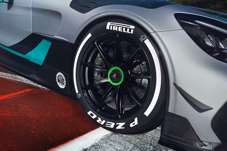 Với tính năng Push2Pass, công suất cực đại được khai thác ngay lập tức, giúp xe đạt tốc độ trên 320 km/h. Khối lượng tổng thể chỉ 1.430 kg càng làm tăng khả năng bứt tốc.