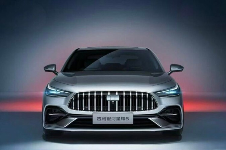 Xe sở hữu lưới tản nhiệt hình thang mạ chrome dọc, cụm đèn pha mảnh kết hợp dải LED ban ngày đứt đoạn, cản trước viền bạc. Phần đầu xe nếu nhìn lướt qua dễ khiến nhiều người liên tưởng đến các dòng xe thể thao của Mercedes-AMG.