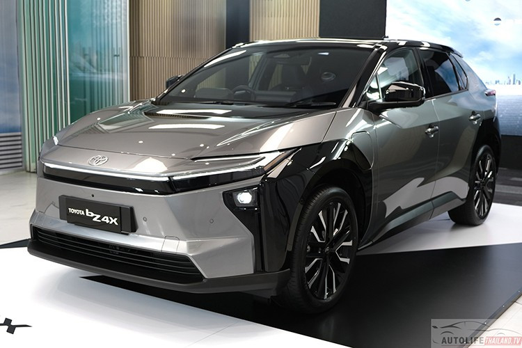 Tính đến sáng ngày 6/9/2025, đã có 1.331 đơn đặt chỗ được ghi nhận, cho thấy sức hút lớn của mẫu SUV điện này. Khách hàng đặt xe sớm từ ngày 21/8 đến 19/10/2025 sẽ được hưởng nhiều ưu đãi, gồm giảm trực tiếp 20.000 baht và lãi suất đặc biệt 0,99%. Toyota cũng áp dụng chính sách bảo hành 5 năm hoặc 150.000 km cho toàn bộ xe, bảo hành pin cao áp 8 năm hoặc 160.000 km, kèm dịch vụ cứu hộ miễn phí trong 5 năm.