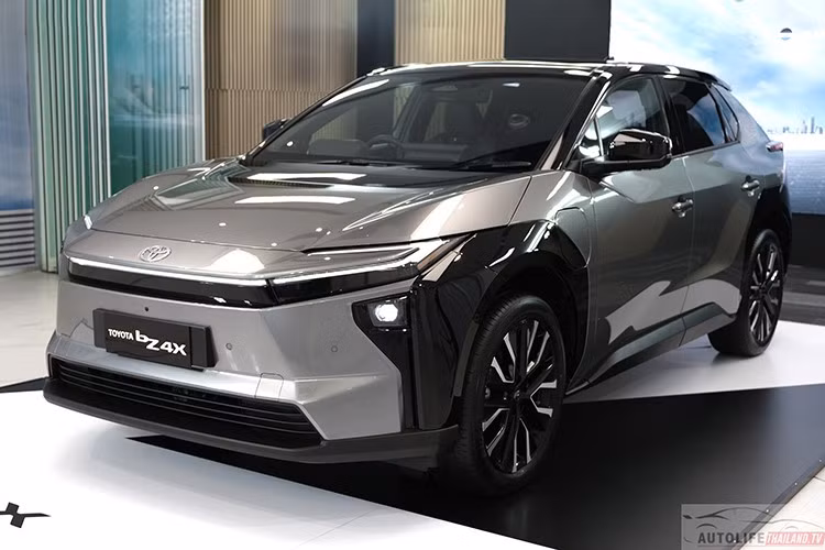 Tính đến sáng ngày 6/9/2025, đã có 1.331 đơn đặt chỗ được ghi nhận, cho thấy sức hút lớn của mẫu SUV điện này. Khách hàng đặt xe sớm từ ngày 21/8 đến 19/10/2025 sẽ được hưởng nhiều ưu đãi, gồm giảm trực tiếp 20.000 baht và lãi suất đặc biệt 0,99%. Toyota cũng áp dụng chính sách bảo hành 5 năm hoặc 150.000 km cho toàn bộ xe, bảo hành pin cao áp 8 năm hoặc 160.000 km, kèm dịch vụ cứu hộ miễn phí trong 5 năm.