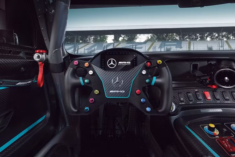 Nội thất sử dụng nhiều chi tiết carbon mờ, ghế ngồi và bảng điều khiển có điểm nhấn xanh PETRONAS. Mỗi xe đều gắn huy hiệu “1 of 30” cùng chữ ký tay đua trẻ Kimi Antonelli – gương mặt đại diện cho dự án.