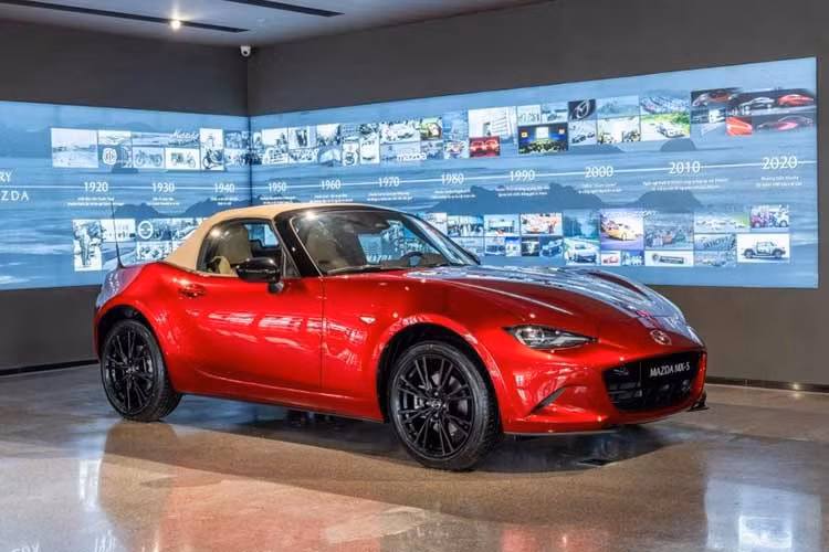 Vào hồi tháng 2/2026, nhà phân phối THACO đã chính thức mở cọc cho mẫu xe mui trần Mazda MX-5 thế hệ mới tại Việt Nam. Vào thời điểm đó, nhân viên tư vấn bán hàng tại đại lý cho biết Mazda MX-5 về Việt Nam sẽ chỉ có phiên bản mui nỉ đóng, mở chỉnh tay.