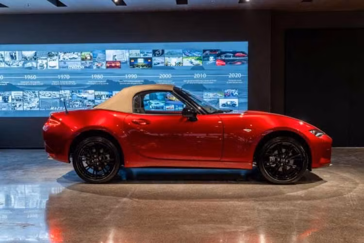 Đến nay, đại lý Việt lại bất ngờ nhận cọc cho Mazda MX-5 phiên bản mui cứng RF (Retractable Fastback) đóng, mở chỉnh điện. Theo nguồn tin từ đại lý, phiên bản mui cứng của mẫu xe này sẽ có giá khoảng 1,5 tỷ đồng và bắt đầu được giao cho khách Việt vào tháng 10/2026. Nếu giá bán này là chính xác thì Mazda MX-5 RF sẽ đắt hơn khoảng 200 triệu đồng so với bản mui nỉ.