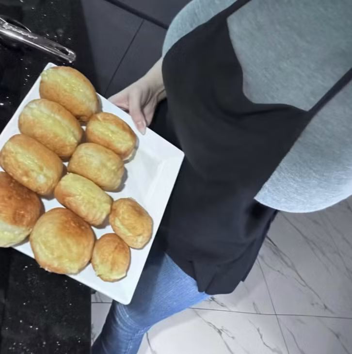 Loạt ảnh demo đứng bếp của Pi Tiên chỉ đơn thuần ghi lại những khoảnh khắc đời thường, giản dị: cô nàng mặc đồ ở nhà, tóc búi gọn gàng, tập trung vào việc làm bánh.