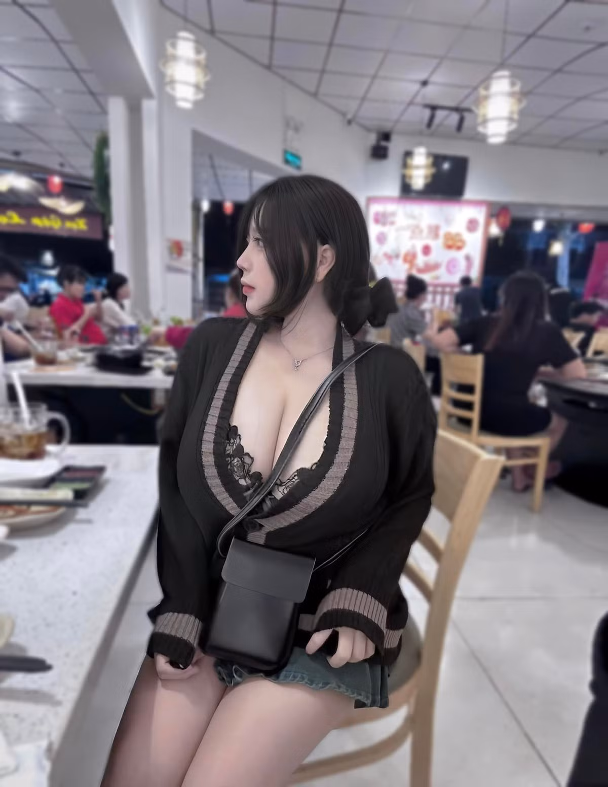 Sự bất ngờ: Cộng đồng game thủ vốn quen thuộc với hình ảnh Pi Tiên ngồi trước màn hình máy tính, nên khi thấy cô nàng "lột xác" thành một đầu bếp tại gia, sự bất ngờ đã tạo nên hiệu ứng lan truyền mạnh mẽ.