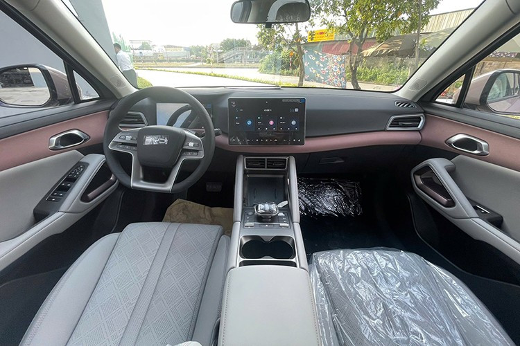 Tương tự ngoại thất, nội thất của BYD Atto 2 cũng gợi liên tưởng đến Atto 3, đặc biệt ở cách bố trí. Xe có những trang bị nổi bật như bảng đồng hồ kỹ thuật số 8,8 inch, màn hình cảm ứng trung tâm 12,8 inch có thể xoay 90 độ, ghế bọc da và điều hòa tự động.