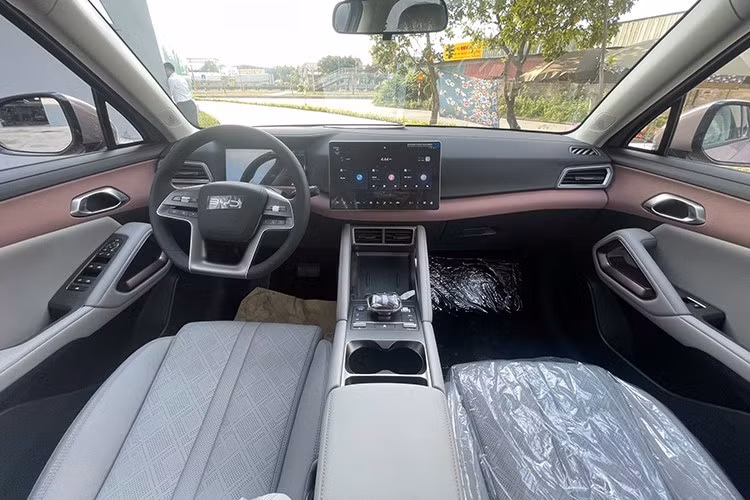 Tương tự ngoại thất, nội thất của BYD Atto 2 cũng gợi liên tưởng đến Atto 3, đặc biệt ở cách bố trí. Xe có những trang bị nổi bật như bảng đồng hồ kỹ thuật số 8,8 inch, màn hình cảm ứng trung tâm 12,8 inch có thể xoay 90 độ, ghế bọc da và điều hòa tự động.