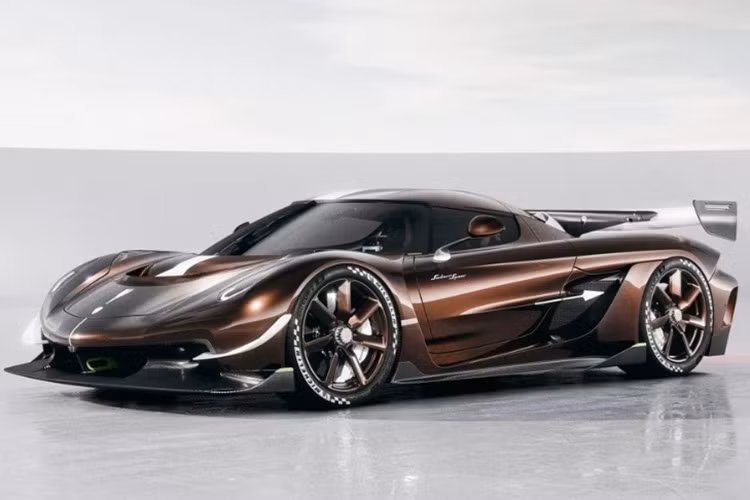 Mới đây, Koenigsegg đã chính thức vén màn Sadair's Spear – phiên bản hiệu suất cao phát triển từ Jesko Attack. Sadair’s Spear có kích thước tổng thể dài x rộng x cao lần lượt là 4.690 x 2.030 x 1.210 mm, trục cơ sở đạt 2.700 mm.