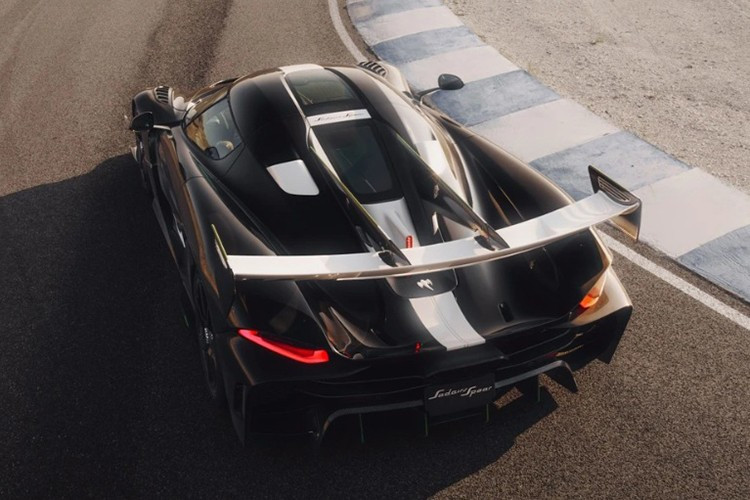 Động cơ đi cùng hộp số 9 cấp LST độc quyền, kết hợp cùng vi sai điện tử KED và mô-đun điều khiển hộp số KGCM do hãng phát triển nội bộ. Hệ thống cân bằng điện tử KES hỗ trợ người lái qua 4 chế độ vận hành: Comfort, Wet/Snow, Sport và Track.