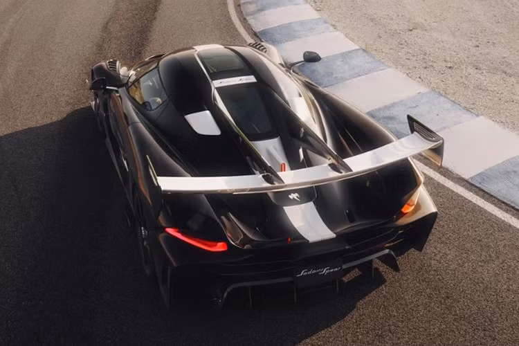 Động cơ đi cùng hộp số 9 cấp LST độc quyền, kết hợp cùng vi sai điện tử KED và mô-đun điều khiển hộp số KGCM do hãng phát triển nội bộ. Hệ thống cân bằng điện tử KES hỗ trợ người lái qua 4 chế độ vận hành: Comfort, Wet/Snow, Sport và Track.