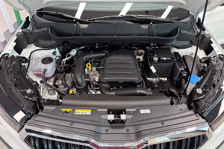 Hệ thống hỗ trợ vận hành của Skoda Kushaq gồm có: hỗ trợ vào cua chủ động XDS/XDS+, khóa vi sai điện tử EDL, mang lại sự ổn định và bám đường tốt hơn ở các cung đường gồ ghề hoặc trơn trượt.