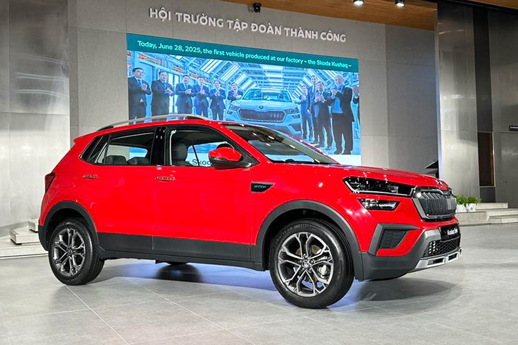 Kích thước tổng thể của Skoda Kushaq đạt 4.225 x 1.760 x 1.612 mm (dài x rộng x cao), chiều dài cơ sở 2.651 mm, thuộc nhóm rộng nhất phân khúc. Khoang nội thất vì vậy rất thoải mái cho cả người lái lẫn hành khách.