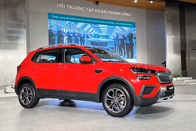 Kích thước tổng thể của Skoda Kushaq đạt 4.225 x 1.760 x 1.612 mm (dài x rộng x cao), chiều dài cơ sở 2.651 mm, thuộc nhóm rộng nhất phân khúc. Khoang nội thất vì vậy rất thoải mái cho cả người lái lẫn hành khách.