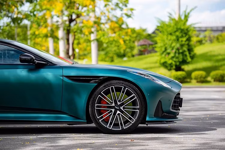 Chiếc Aston Martin DB12 đang được rao bán sở hữu màu sơn Satin Aston Martin Racing Green, lớp sơn nhám đặc trưng gợi nhớ đến màu xe đua truyền thống của hãng xe Anh quốc. Đi kèm là gói trang trí bằng sợi carbon gồm líp cản trước, ốp gương chiếu hậu, líp sườn và ốp cản sau, giúp tăng thêm vẻ thể thao và sang trọng.