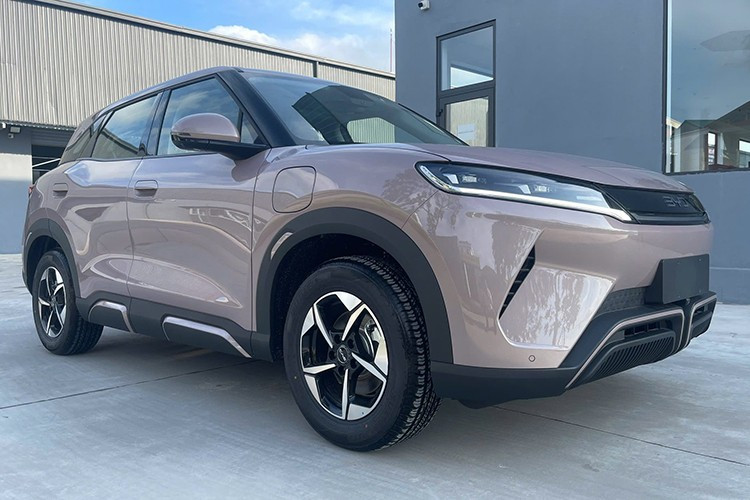 Đúng như tin đồn từ trước đó, mẫu SUV điện cỡ nhỏ BYD Atto 2 2025 mới sắp được bán ở thị trường Việt Nam. Theo một số nguồn tin, mẫu xe này sẽ chính thức ra mắt Việt Nam vào đầu tháng 7/2025. Hiện các đại lý BYD ở Việt Nam cũng đã bắt đầu nhận cọc cho Atto 2.