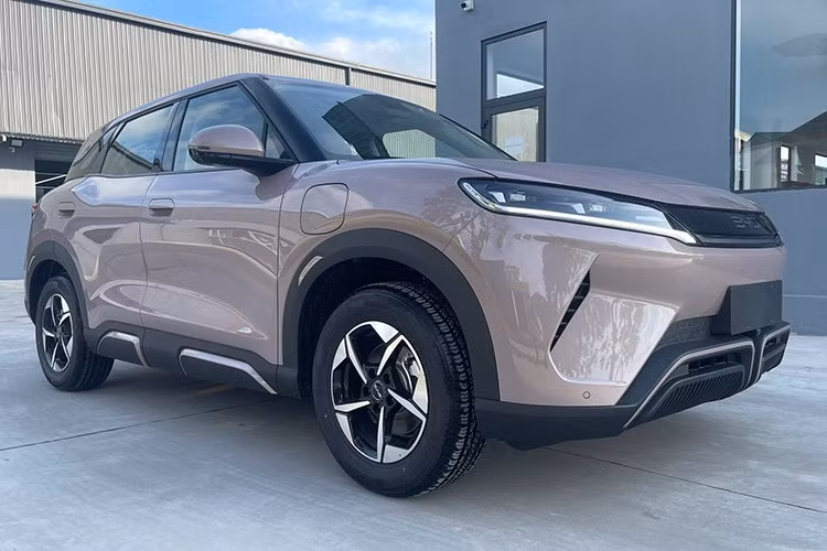 Đúng như tin đồn từ trước đó, mẫu SUV điện cỡ nhỏ BYD Atto 2 2025 mới sắp được bán ở thị trường Việt Nam. Theo một số nguồn tin, mẫu xe này sẽ chính thức ra mắt Việt Nam vào đầu tháng 7/2025. Hiện các đại lý BYD ở Việt Nam cũng đã bắt đầu nhận cọc cho Atto 2.