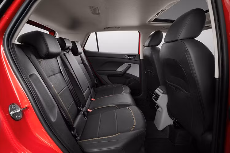 Các trang bị an toàn gồm: cân bằng điện tử ESC, kiểm soát lực kéo TCS, chống trượt MSR, giữ phanh tự động HHC, phòng tránh va chạm thứ cấp MKB, làm khô má phanh BSW, hỗ trợ phanh khẩn cấp, cảnh báo điểm mù và cảnh báo phương tiện cắt ngang phía sau.