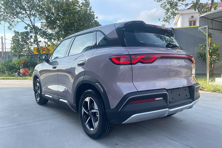 BYD Atto 2 vốn được biết đến dưới cái tên Yuan Up ở thị trường nội địa Trung Quốc. Đây là mẫu xe đã lần đầu tiên ra mắt thị trường toàn cầu vào hồi tháng 2/2024 đồng thời được định vị giữa BYD Dolphin và Atto 3.