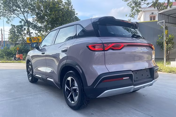 BYD Atto 2 vốn được biết đến dưới cái tên Yuan Up ở thị trường nội địa Trung Quốc. Đây là mẫu xe đã lần đầu tiên ra mắt thị trường toàn cầu vào hồi tháng 2/2024 đồng thời được định vị giữa BYD Dolphin và Atto 3.