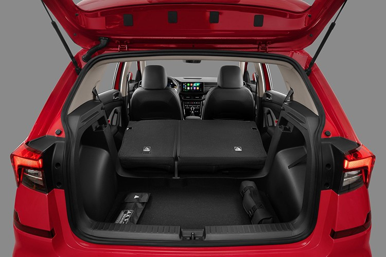 Kushaq sử dụng khung gầm MQB từ hệ sinh thái Volkswagen, tích hợp động cơ TSI Turbo 1.0L (115 mã lực, 178Nm), hộp số tự động 6 cấp. Mức tiêu hao nhiên liệu theo công bố chỉ 6,1L/100km. Xe được tối ưu để phù hợp điều kiện vận hành thực tế tại Việt Nam, từ khả năng tăng tốc mượt mà đến độ ổn định thân xe khi vào cua.