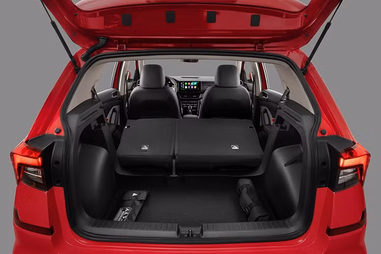 Kushaq sử dụng khung gầm MQB từ hệ sinh thái Volkswagen, tích hợp động cơ TSI Turbo 1.0L (115 mã lực, 178Nm), hộp số tự động 6 cấp. Mức tiêu hao nhiên liệu theo công bố chỉ 6,1L/100km. Xe được tối ưu để phù hợp điều kiện vận hành thực tế tại Việt Nam, từ khả năng tăng tốc mượt mà đến độ ổn định thân xe khi vào cua.