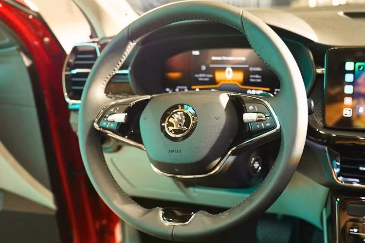 Phiên bản Ambition dùng cụm đồng hồ analog kết hợp màn hình TFT 4.2 inch, trong khi Style có đồng hồ kỹ thuật số 8 inch. Màn hình giải trí trung tâm 10 inch tích hợp Apple CarPlay/Android Auto không dây. Style còn có sạc không dây, đèn viền nội thất, gương chống chói tự động và hệ thống âm thanh Skoda Sound System (6 loa + 1 subwoofer).