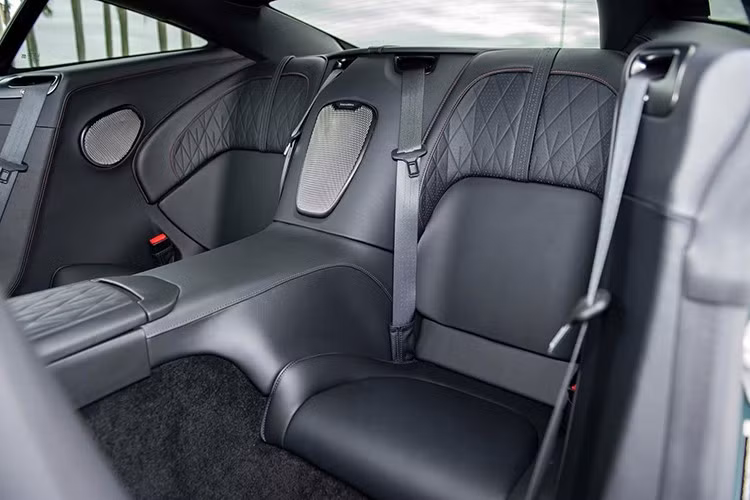 Trên thị trường, các mẫu GT hiệu năng cao như Aston Martin hay Ferrari thường không được ưa chuộng rộng rãi tại Việt Nam do tệp khách hàng khá hẹp. Một số dòng xe cùng phân khúc cũng ghi nhận tình trạng mất giá nhanh như chiếc Aston Martin DB11 từng được rao bán chỉ 14 tỷ đồng đầu năm 2025 dù mới lăn bánh 1.400km, thấp hơn gần 5 tỷ đồng so với giá mới.