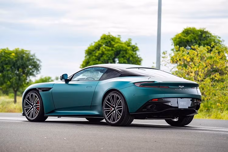 Dù thuộc phân khúc xe sang đắt tiền với thiết kế lịch lãm và công nghệ hiện đại, mẫu xe lại đang được một đơn vị kinh doanh xe rao bán với giá hơn 16 tỷ đồng, giảm mạnh so với mức giá xấp xỉ 25 tỷ đồng khi ra biển số.